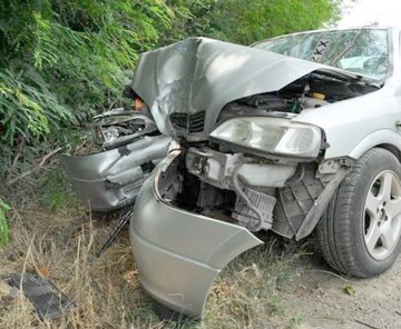 Accident rutier pe DN 38: doi răniţi grav, scoşi din maşină cu Descarcerarea